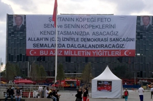 Faixa que apela à pena de morte contra los “gulenistas” no Centro Cultural da praça Taksim, em Istambul - Foto Bianet