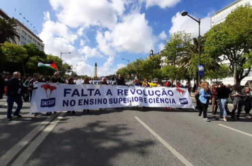 “Falta a Revolução no Ensino Superior e Ciência”, faixa e foto do Sindicato Nacional do Ensino Superior (SNESup)