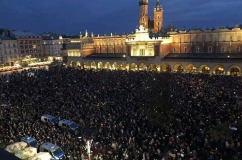 Manifestação em Cracóvia este sábado. Foto do Twitter.