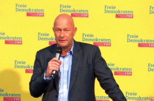 Thomas Kemmerich dos liberais do FDP foi eleito presidente do governo regional graças ao apoio do partido de extrema direita, Alternativa pela Alemanha (AfD)