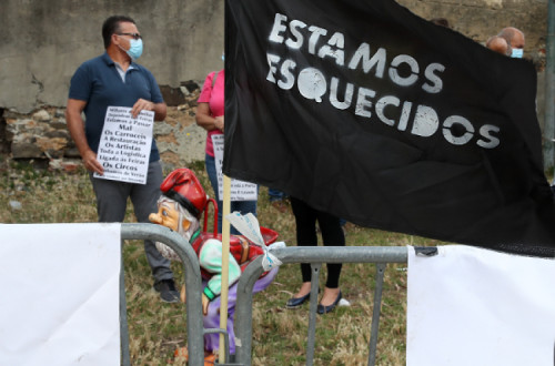 “Estamos esquecidos”, protesto de feirantes junto ao Palácio da Ajuda em Lisboa, a 4 de junho de 2020 – Foto de Manuel de Almeida/Lusa