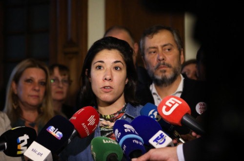 Joana Mortágua, falando aos jornalistas, e Mário Nogueira, no final da reunião do Bloco de Esquerda com a Fenprof - Foto de Manuel de ALmeida/Lusa
