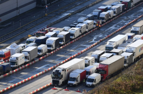 Filas de camiões em Dover, 24 de dezembro de 2020, foto de Andy Rain/Epa/Lusa