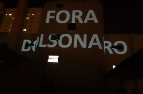 Dizeres contra Bolsonaro projetados em fachadas de prédio durante o "panelaço". Foto Mídia Ninja