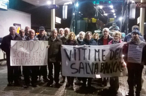 Uma primeira recapitalização dos bancos em Itália, que teve lugar em novembro de 2015, traduziu-se numa espoliação de parte das pessoas que têm títulos de dívida dos bancos - em grande parte, reformados e pessoas modestas