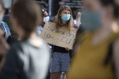 “Não devemos dizer que não podemos lidar com 1500 pessoas só porque a Hungria ou a República Checa não querem acolher refugiados”, concluiu uma manifestante. Foto de Lukas Barth-Tuttas, via EPA/Lusa.