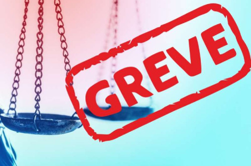 carimbo "Greve" sobre balança da Justiça
