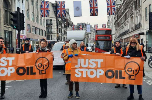 Manifestantes da campanha Just Stop Oil interrompem o trânsito londrino.