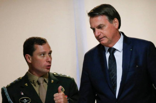 Mauro Cid com Bolsonaro. Foto de @rede_marco/Twitter.