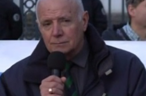 Christian Piquemal, ex-general, numa manifestação contra a "imigração massiva" em Versailles em 2016. Foto de Géji/Wikimedia Commons.