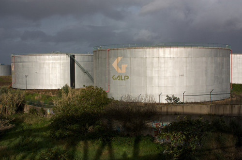 Os produtos petrolíferos refinados, na sua maior parte produzidos pela Petrogal (Galp) têm um peso enorme nas exportações; mas como precisam de um volume de importação também enorme, o resultado é quase nulo. Foto de Nuno Morão, creative commons.