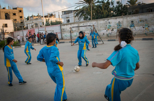 Raparigas a jogar à bola, na cidade de Beit Lahiyah, no norte de Gaza. Foto de Monique Jacques.