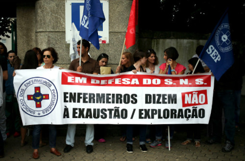 Enfermeiros à porta do Hospital de Gaia. Foto de Estela Silva - Lusa