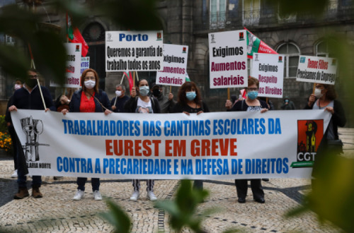 Greve dos trabalhadores da Eurest em protesto contra a precariedade junto à porta da Câmara Municipal do Porto, 24 de setembro de 2020 – Foto de José Coelho/Lusa