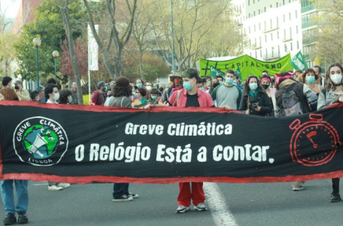 Greve Climática Estudantil - O relógio está a contar, faixa na manifestação de 19 de março de 2021 – foto de greveclimaticaestudantil.pt