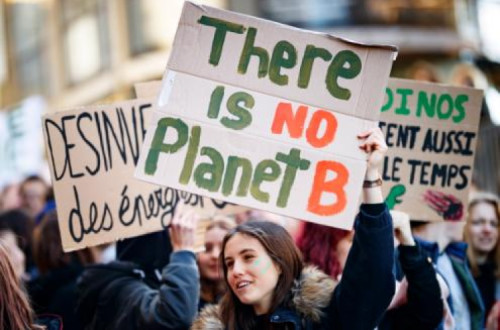 “Não há planeta B” lê-se em faixa na manifestação da Greve do Clima em Lausanne na Suíça, 18 de janeiro de 2019 – Foto de Valentin Flauraud/Epa/Lusa “Não há planeta B” lê-se em faixa na manifestação da Greve do Clima em Lausanne na Suíça, 18 de janeiro de 2019 – Foto de Valentin Flauraud/Epa/Lusa