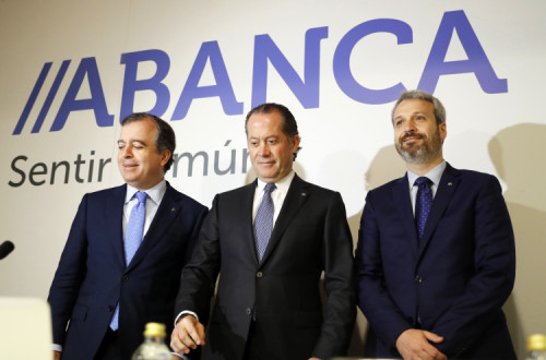Grupo Abanca revelou interesse em comprar Eurobic, na conferência de imprensa em que apresentou resultados de 2019. Juan Carlos Escotet, presidente do grupo Abanca, ao centro; Francisco Botas, CEO à esquerda; Alberto de Francisco Guisasola, diretor financeiro, à direita – foto de Lavandeira JR/Epa/Lusa