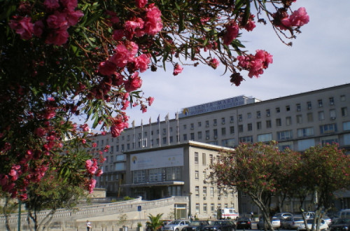 Edifício principal do Hospital Universitário de Santa Maria – Foto de Ivendrell/wikimedia