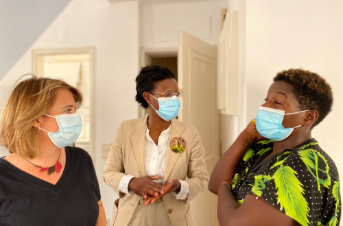 Catarina Martins e Beatriz Gomes Dias na visita à casa da pessoa integrada no projeto "housing first" - Foto de Andreia Quartau