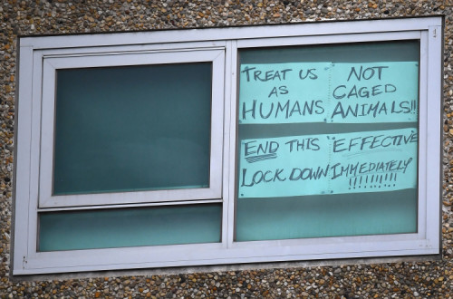 "Tratam-nos como humanos, não como animais enjaulados. Terminem este confinamento imediatamente!", pode ler-se num dos muitos cartazes em Melbourne, noticiado pela @AJPlus na sua conta de twitter.