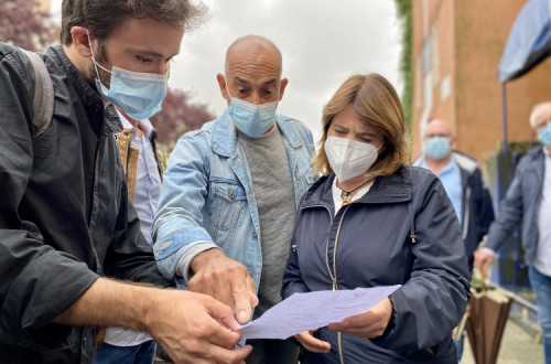 Catarina Martins e José Soeiro com os trabalhadores das pedreiras. Foto de Andreia Quartau.
