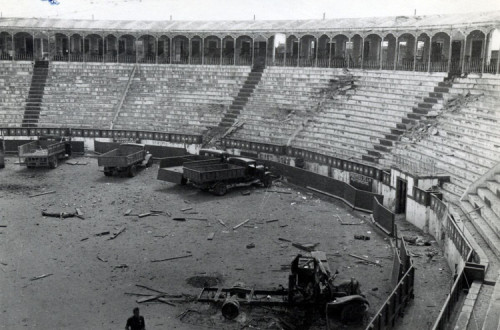 Praça de Touros de Badajoz depois do massacre. Foto publicada no Diário de Notícias a 17 de agosto de 1936.
