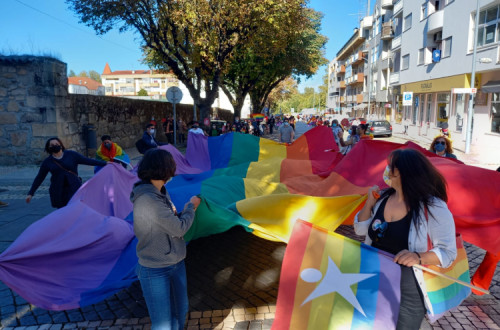“LGBT, ou não, vem para a rua, sem opressão!”, ouviu-se na Marcha LGBTI+ em Viseu. 