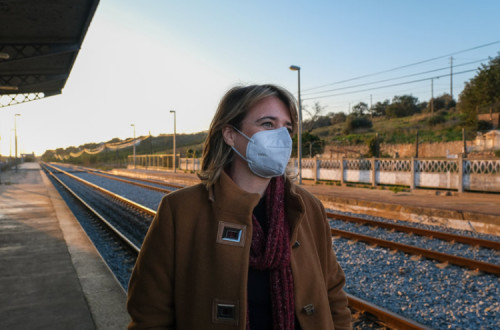 Catarina Martins numa ação sobre a ferrovia em Alcantarilha