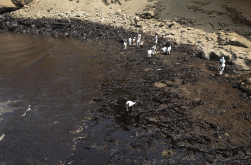 Derrame de petróleo numa praia do município de Ventanilla, no norte de Lima – Foto Epa/Lusa