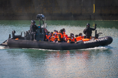 Barco da Força de Fronteira da Grã-Bretanha resgata migrantes no Canal da Mancha, 2021 – Foto de Vickie Flores / Epa / Lusa