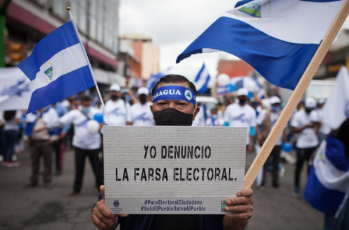 „Yo denuncio la farsa electoral“ - Foto de manifestação realizada na Costa Rica, foto de https://desinformemonos.org/