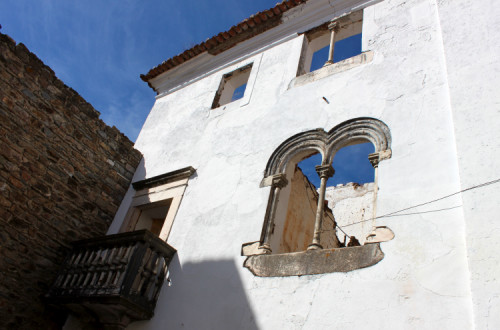 Casa do Alcaide-Mor antes da intervenção. Foto de Nmmacedo/Wikimedia Commons.