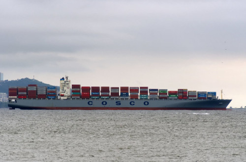 Barco com contentores num porto russo. Foto de Alexxx Malev/Flickr.