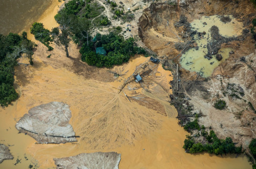Garimpo no rio Uraricouera. Foto de Bruno Kelly/Amazônia Real.