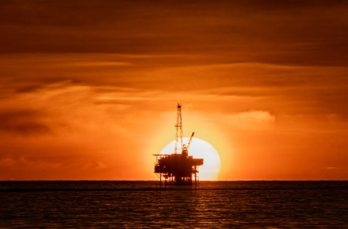Plataforma de exploração de petróleo em alto mar. Foto de Glenn Beltz/Flickr.