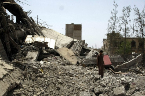 Escola destruída no Iémen por um ataque da coligação liderada pela Arábia Saudita em 2019. Foto de  Felton Davis/Flickr.