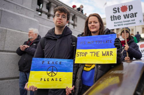 Manifestante em Londres contra as intervenções militares russas. Foto de Alisdare Hickson/Flickr.