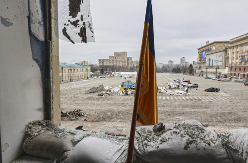 Centro de Kharkiv depois de um bombardeamento. Foto de SERGEY KOZLOV/EPA/Lusa. 