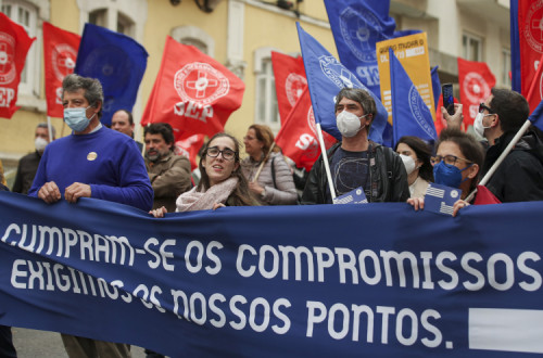 Concentração de enfermeiros à frente da residência oficial do primeiro-ministro. Foto de António Cotrim/Lusa.