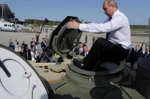Putin a entrar num tanque russo.