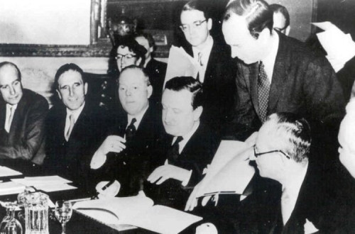 Hermann Josef Abs assina o acordo de Londres sobre as dividas externas da Alemanha no 27 de fevereiro 1953. Wikimedia Commons.