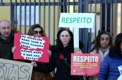 Professores de Campo Maior em luta à frente da sua escola. Foto de Nuno Veiga/Lusa.