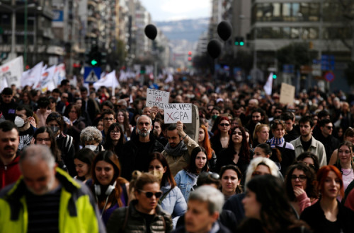 Manifestação na Grécia por causa do acidente ferroviário. Foto de ACHILLEAS CHIRAS/EPA/Lusa.