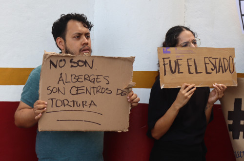 Migrantes em protesto esta quarta-feira. Foto de Juan Manuel Blanco/EPA/Lusa.