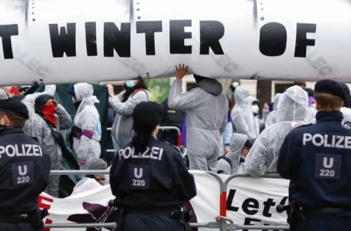 Enquanto centenas de activistas bloquearam a Conferência Europeia do Gás em Viena para impedir mais caos climático e pobreza, apelamos a todos os movimentos e organizações para que reajam contra o poder da indústria dos combustíveis fósseis. Para acabar com a crise do custo de vida e evitar o caos climático, precisamos de garantir a rápida eliminação do gás fóssil na Europa e de construir um novo sistema energético para as pessoas e para o planeta. O próximo inverno tem de ser o último inverno do gás na Eur