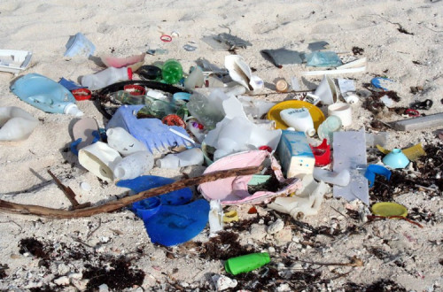 Lixo na praia. Foto de John Schneider/Flickr.