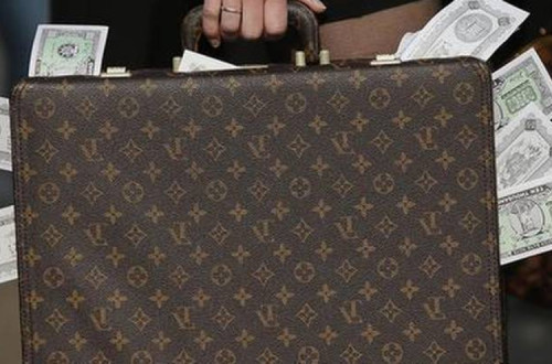 Mala de dinheiro. Foto publicada na página do ICRICT.