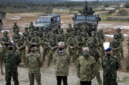 António Costa, o Chefe do Estado-Maior-General das Forças Armadas, almirante António da Silva Ribeiro, o ministro da Defesa Nacional, João Gomes Cravinho pousam para a fotografia numa visita ao Campo Militar de Santa Margarida numa ação da Companhia do Exército que será enviada para a Roménia, em Constância, 22 de março de 2022. Foto PAULO CUNHA/LUSA