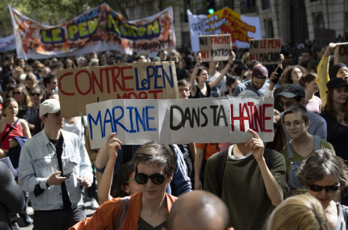 Este sábado, milhares de franceses protestaram contra a extrema-direita. Foto de IAN LANGSDON/EPA/Lusa.