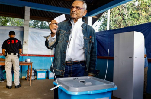 José Ramos Horta no momento da votação para a segunda volta das presidenciais em Timor Leste. Foto Antonio Dasiparu/EPA